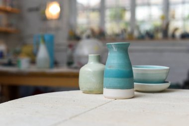 Tamamlanmış seramik ürünlerinin toplanması ateş sürecinde kullanılan bir fırında elle gösterilir.