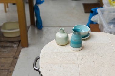 Tamamlanmış seramik ürünlerinin toplanması ateş sürecinde kullanılan bir fırında elle gösterilir.