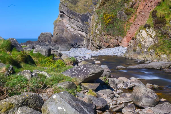 Rusande Flodvatten Över Klippor Och Stenblock Naturskön Lantlig Dal — Stockfoto