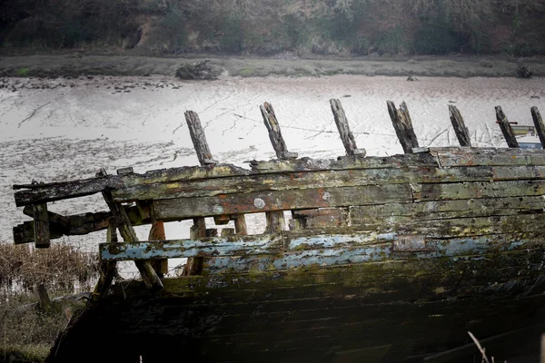 Velho Barco Madeira Encalhado Caindo Aos Pedaços Decaindo Maré Baixa — Fotografia de Stock