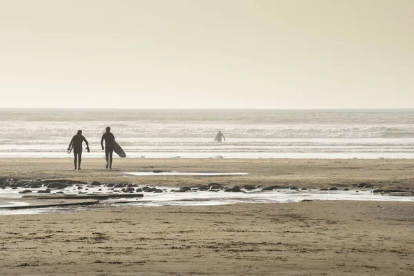 Surfistas Siluetas Playa Whislt Camino Surf —  Fotos de Stock