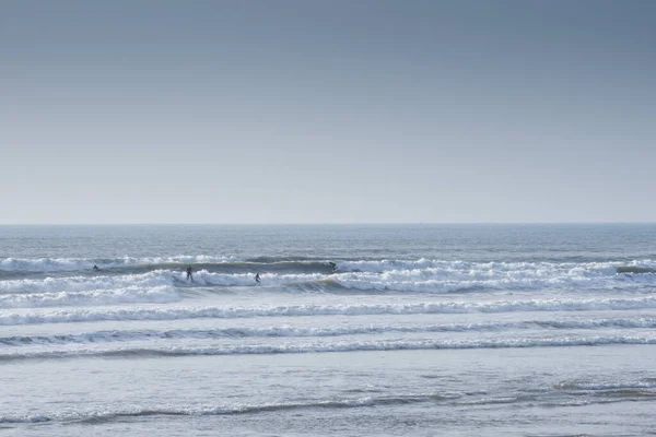 Grupo Personas Están Surfeando Cogiendo Olas Océano —  Fotos de Stock