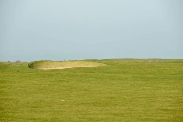 Golfové Hřiště Úhlednou Zelenou Trávou Bunkrem Modrou Oblohou — Stock fotografie