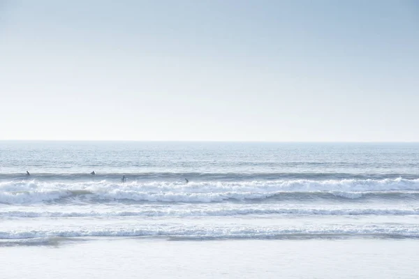 Grupo Personas Están Surfeando Cogiendo Olas Océano —  Fotos de Stock