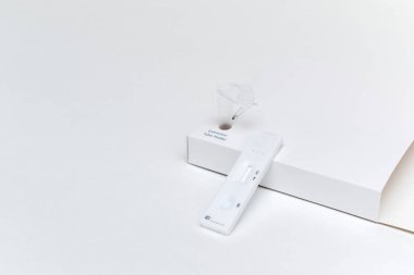 Evde koronavirüs kontrolü için Covid-19 test kiti.