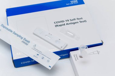 St Albans, Hertfordshire - İngiltere - 5 Mayıs 2021 - NHS, Covid-19 için kendi kendilerini test edecek koronavirüs lateral akışı veya hızlı antijen test kitleri sağlar