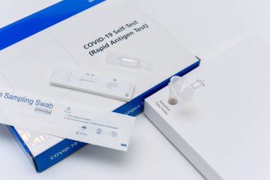 St Albans, Hertfordshire - İngiltere - 5 Mayıs 2021 - NHS, Covid-19 için kendi kendilerini test edecek koronavirüs lateral akışı veya hızlı antijen test kitleri sağlar