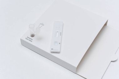 Evde koronavirüs kontrolü için Covid-19 test kiti.