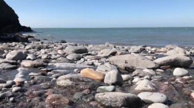 Güneşli bir günde sakin deniz manzarası