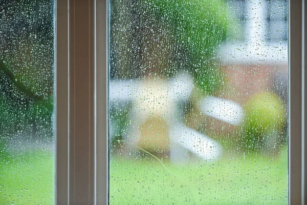 Yağmurlu bir günde pencereden içeriye bakan mutfak manzarası