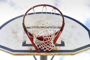 Basketbol potası açık alanda basketbol sahasında.