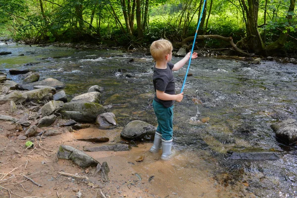 Menino Pescando Riacho Com Uma Rede Campo — Fotografia de Stock