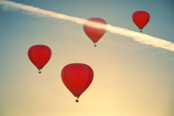 Libertà Successo Concetto Mongolfiere Galleggianti Alto Cielo Limpido — Foto Stock