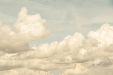 Gökyüzü arkaplanı hafif renklerde bulutlarla