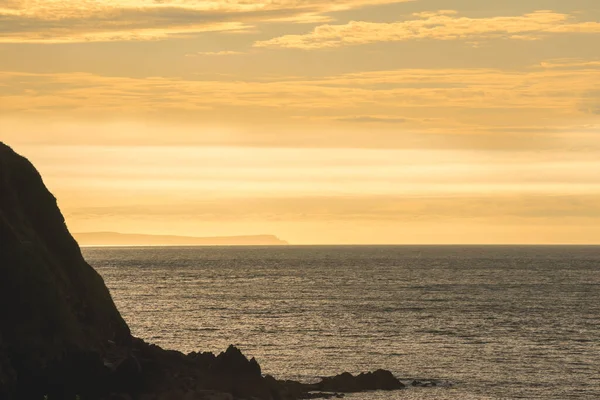 Widok Wyspę Lundy Plaży Oceanem — Zdjęcie stockowe