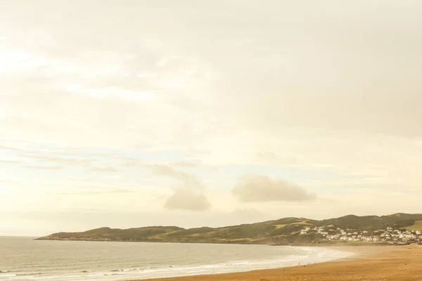 Strandblick Über Den Sand Mit Meerufer Und Küstenstadt — Stockfoto