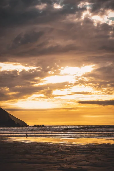 日落时从海滩眺望大海 — 图库照片