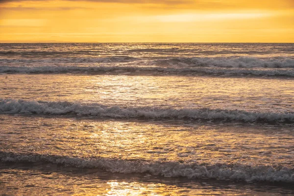 Sahilden Denize Bakan Bir Manzarada Suyun Üzerinde Parıldayan Güneş Işığı — Stok fotoğraf