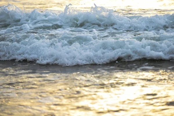 Primer Plano Las Olas Orilla Una Playa —  Fotos de Stock