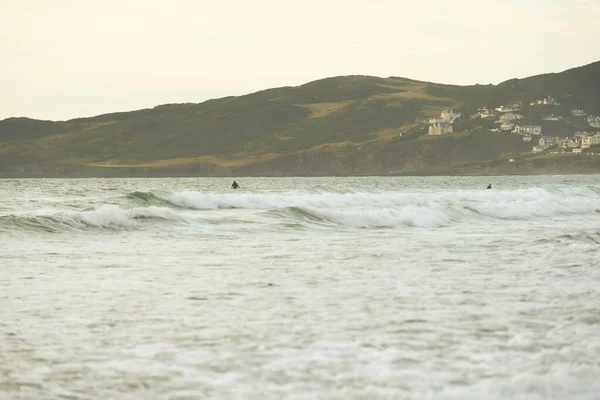 Vista Desde Orilla Playa Con Gente Surfeando Olas Oceánicas Fondo —  Fotos de Stock