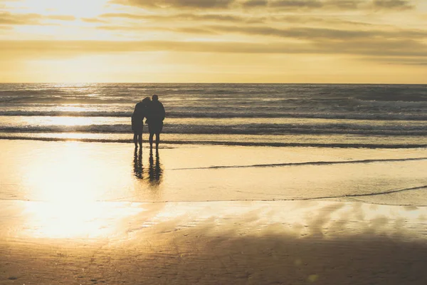 Una Pareja Ancianos Jubilados Pie Frente Cámara Mirando Mar Mientras —  Fotos de Stock