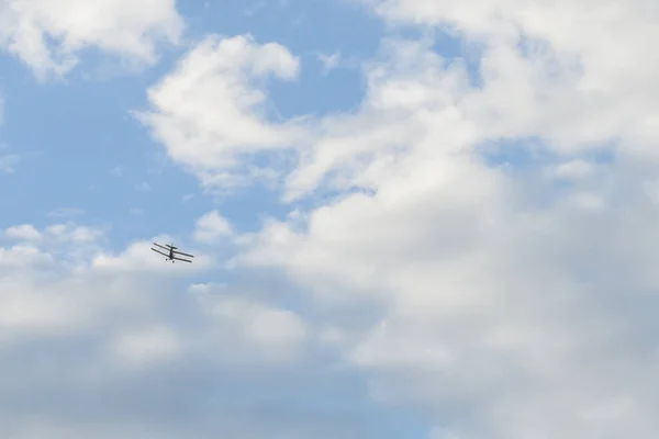 一架老式小型双翼飞机飞入蔚蓝的天空 — 图库照片