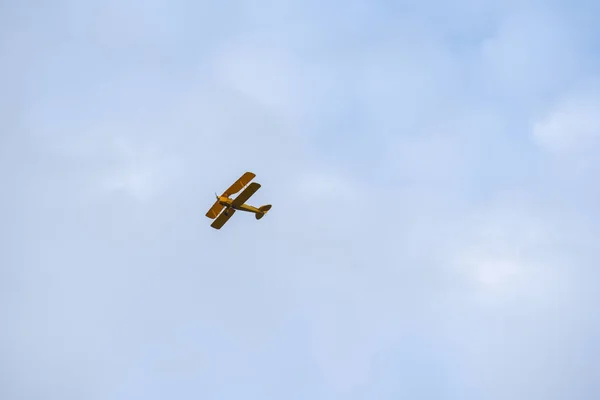 Een Kleine Vintage Tweedekker Die Een Helderblauwe Lucht Vliegt — Stockfoto