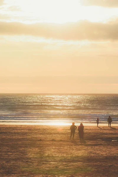 Reiseziel Der Küste Ein Warmer Strand Bei Sonnenuntergang Mit Menschen — Stockfoto