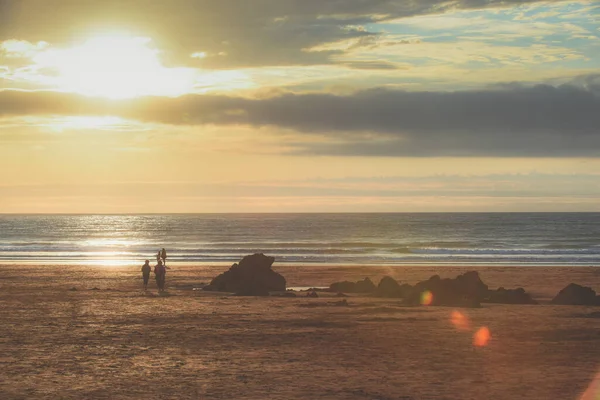 Destino Viaje Costero Una Playa Cálida Atardecer Con Personas Caminando —  Fotos de Stock