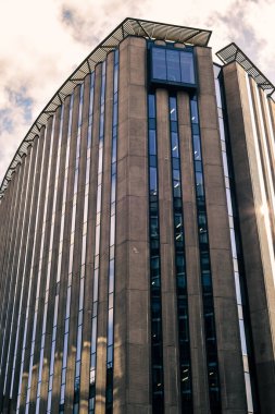 Şehirde heybetli beton ofis bloğu