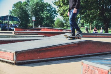 Kaykaycı, kaykay parkındaki rampalarda numaralar yapıyor.