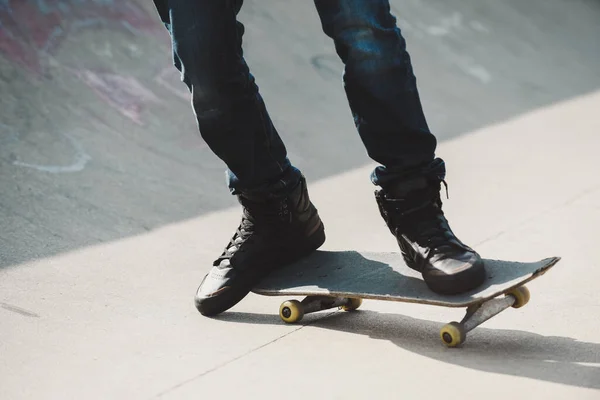Skateboardista Akci Dělá Triky Rampách Skate Parku — Stock fotografie