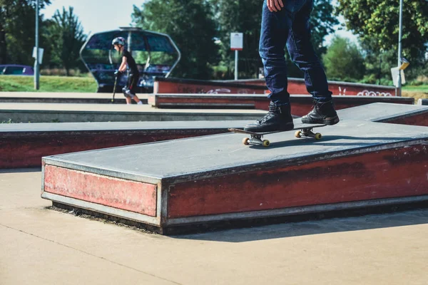 Skateboardista Akci Dělá Triky Rampách Skate Parku — Stock fotografie