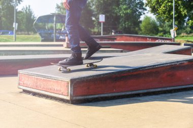 Kaykaycı, kaykay parkındaki rampalarda numaralar yapıyor.