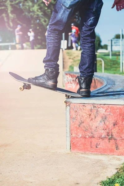 Skateboardista Akci Dělá Triky Rampách Skate Parku — Stock fotografie
