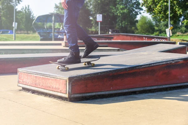 Skateboardista Akci Dělá Triky Rampách Skate Parku — Stock fotografie