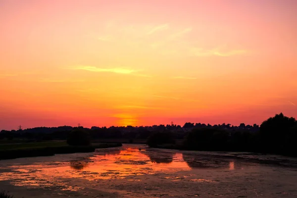 Lugn Sjö Vid Solnedgången Med Lugnt Vatten Och Dramatisk Himmel — Stockfoto