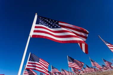 Amerikan bayrakları ile gökyüzü arka plan görüntüsünü