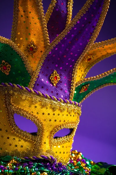 Assorted Mardi Gras ou máscara Carnivale em um fundo roxo — Fotografia de Stock