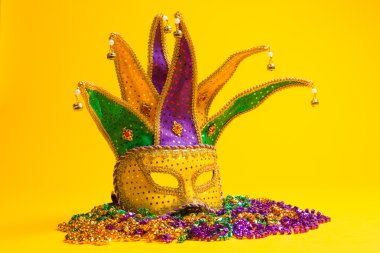 Mardi Gras veya palyaço veya sarı bir arka plan üzerinde kostümlerini renkli grubu