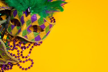 Mardi Gras veya palyaço veya sarı bir arka plan üzerinde kostümlerini renkli grubu