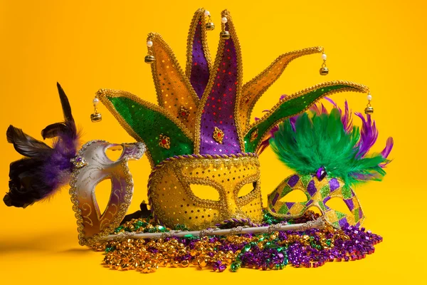 Πολύχρωμο ομάδα Mardi Gras ή ενετικό μάσκα ή κοστούμια σε κίτρινο φόντο — Φωτογραφία Αρχείου