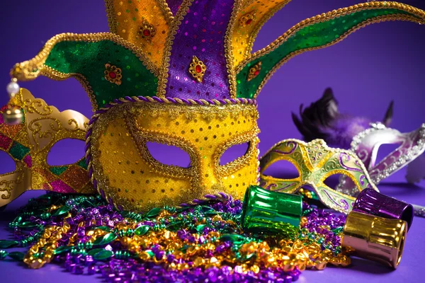 Ассорти Марди Гра или карнавальная маска на фиолетовом фоне — стоковое фото
