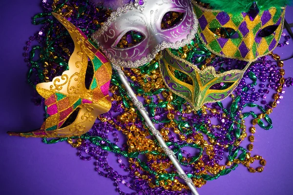 Ανάμικτες mardi gras ή carnivale μάσκα σε μοβ φόντο — Φωτογραφία Αρχείου