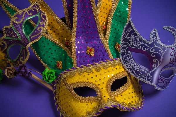 Mardi Gras або карнавальні маски на фіолетовому фоні — стокове фото