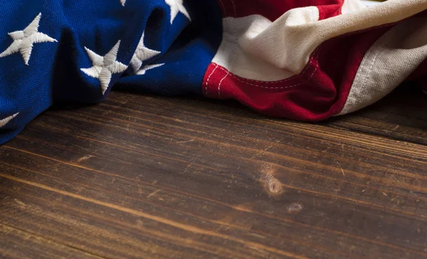 Oude Amerikaanse vlag op de achtergrond van de houten plank — Stockfoto