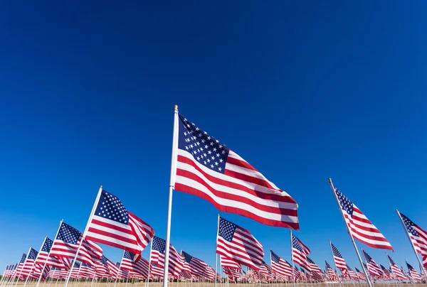 上空の背景を持つアメリカの旗の表示 — ストック写真