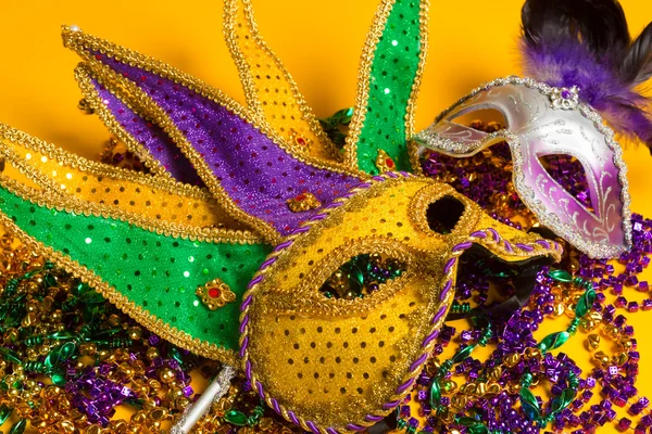 Πολύχρωμο ομάδα Mardi Gras ή ενετικό μάσκα ή κοστούμια σε κίτρινο φόντο — Φωτογραφία Αρχείου