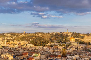 Kaya Kubbesi ve Günbatımında Eski Kudüs 'ün ufuk çizgisi