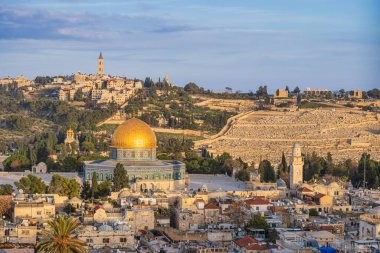 Kaya Kubbesi ve Günbatımında Eski Kudüs 'ün ufuk çizgisi